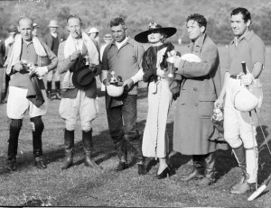 Carole Lombard Gives Trophy to Actors